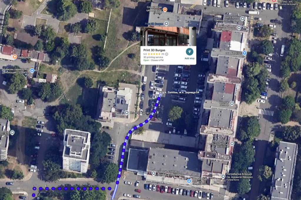 Сателитна карта на Google Maps, показваща местоположението на ателие за 3D принтиране „Print 3D Burgas“ в ж.к. Зорница, Бургас. Виждат се околните сгради, паркинги и пешеходен маршрут, маркиран със сини точки, водещ към обекта.